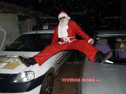 Poliţistul fan Van Damme: S-a pozat în timp ce făcea şpagatul pe maşina de Poliţie, îmbrăcat în Moş Crăciun (FOTO)